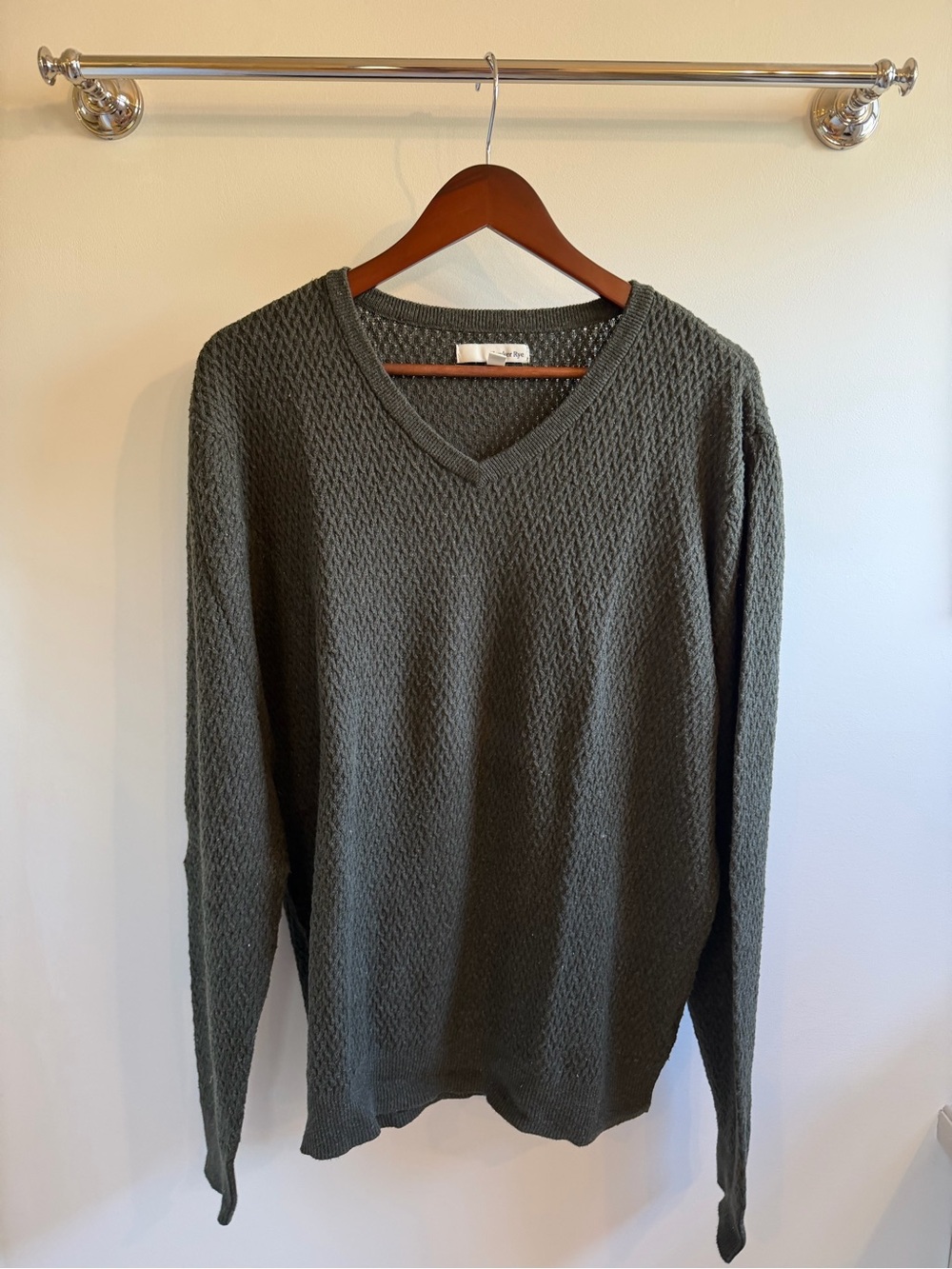 Men's V-Neck Textured Sweater in Olive Green